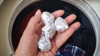 Por que tanta gente está colocando uma bola de papel-alumínio na máquina de lavar? Descubra se o truque realmente funciona