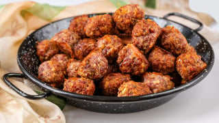 Almôndegas assadas no forno com aparência de almôndegas fritas: o truque com a mão que faz toda a diferença – como dourá-las sem ressecá-las