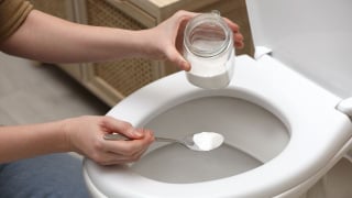 Você só precisa usar algumas colheres de sopa à noite para o calcário do vaso sanitário ter desaparecido de manhã!