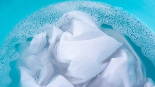 Apenas 3 colheres de sopa na água fria podem ajudar a recuperar o brilho dos tecidos: TudoGostoso ensina truque que serve para panos de prato, peças brancas e mais