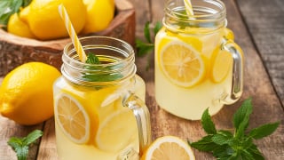6 ingredientes para adicionar à sua limonada e obter uma bebida refrescante com o dobro dos benefícios