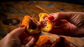 A melhor coxinha não é feita com frango desfiado, mas, sim, com costela bovina, shoyu e cream cheese