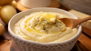 Esqueça tudo o que você sabe sobre purê de batata: o truque dos chefs franceses deixa o prato ainda mais cremoso