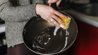 Você não precisa jogar fora sua frigideira: esse truque com ingrediente simples restaura os arranhados do utensílio
