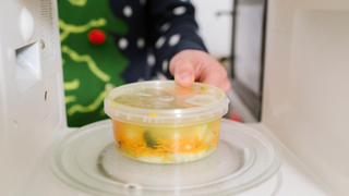 Pode reaquecer a mesma comida mais de uma vez? Descubra qual é o limite seguro para esquentar as sobras
