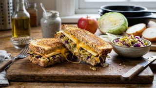 Torradas quentinhas com repolho e queijo: uma receita fácil para um jantar reconfortante