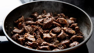 Um chef profissional deu um conselho que todos vão agradecer: "Muitas pessoas fazem isso assim que colocam a carne na panela, e é exatamente por isso que ela fica dura e seca."