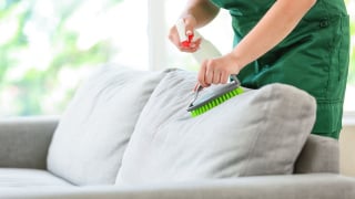 Como limpar um sofá de forma rápida e fácil sem lavagem a seco: veja o que adicionar à água