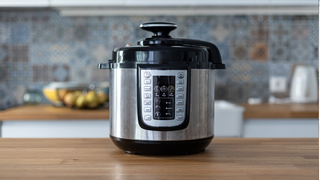 Cozinhar feijão sem vigiar o fogão fica mais fácil! Panela elétrica com 35% OFF