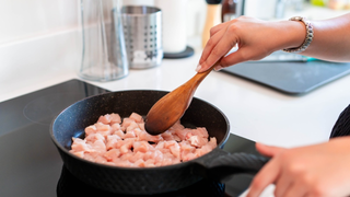 Parece inofensivo, mas esse hábito comum na cozinha pode colocar sua saúde em risco