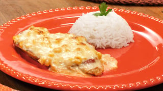 Esse peito de frango com requeijão ao forno é tão cremoso que vai virar sua receita favorita do TudoGostoso