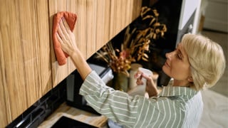 Sem vinagre! Aqui está uma receita para limpar armários de madeira da cozinha, remover gordura e eliminar odores desagradáveis da sua casa