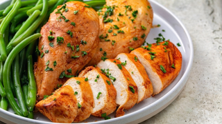 Cansado do frango grelhado de sempre? O TudoGostoso revela o tempero que deixa a carne mais saborosa e com uma crosta dourada irresistível!