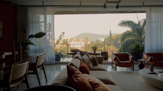Duda Beat, cantora e compositora pernambucana, vive em um apartamento de 291 m² em um edifício modernista no Rio de Janeiro, com vista para o Cristo Redentor e um estúdio musical
