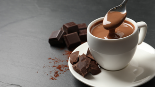 Em vez de erva-cidreira, que tal chocolate quente? Veja como essa bebida pode aliviar a tensão