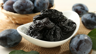 Ouro negro: a fruta que quase ninguém consome, mas que é rica em fibras, antioxidantes e ajuda a regular o açúcar no sangue