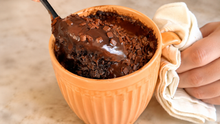 Bateu vontade de doce? O bolo de caneca de chocolate do TudoGostoso que vai salvar a sua tarde