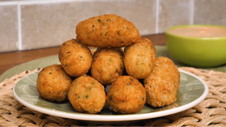 Do jeitinho que a gente ama: bolinho de arroz com queijo do TudoGostoso que derrete na boca