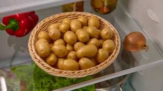 Batatas podem durar semanas sem brotar se forem armazenadas no lugar certo: descubra o segredo no TudoGostoso