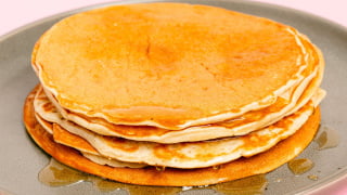 O truque não está no leite, nem na manteiga: descubra como deixar a panqueca com a massa mais fofinha e macia