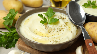 Os chefs são unânimes: o purê de batatas fica melhor se você substituir o leite e a manteiga por este ingrediente