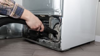 Como, com que frequência e por que você deve limpar a parte de trás da geladeira?