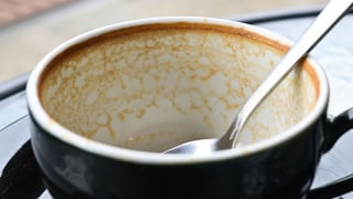 Como remover manchas de chá e café de copos – mesmo as manchas mais difíceis – usando itens domésticos comuns