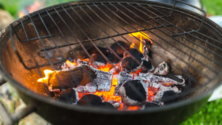 Carne grudando na grelha? Esse truque com vinagre vai salvar o seu churrasco