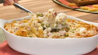 Você vai querer fazer este macarrão assado do TudoGostoso toda semana: cremoso por dentro e com queijo gratinado por cima criando uma crosta douradinha