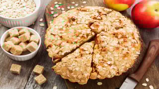 Bolo de maçã sem farinha e sem manteiga: fofinho, úmido e livre de glúten