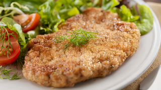 Quase ninguém faz isso antes de fritar o bife à milanesa, mas aprendi no TudoGostoso e faz toda a diferença