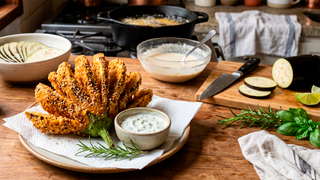 Berinjela crocante na farinha panko temperada com gergelim: essa receita diferente vai te deixar com água na boca (sirva com molho!)