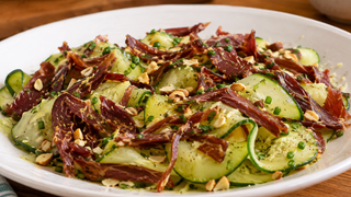 Se você acha salada sem graça, precisa experimentar esta combinação de pepino e carne seca: uma receita fácil, leve e cheia de sabor