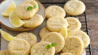 Quer um biscoitinho caseiro para o café? Faça esses sequilhos de limão siciliano com a receita do TudoGostoso