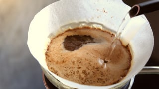 Baristas experientes concordam: adicionar uma pitada de sal no pó de café antes de coar ajuda a eliminar o amargor excessivo