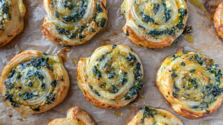 Recebeu visitas de última hora? Faça esse caracol folhado de queijo pronto em 30 minutos que todo mundo vai pedir a receita!
