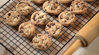 Não murcha, nem fica duro: fiz a receita do autêntico cookie com gotas de chocolate do TudoGostoso e ficou melhor que o americano