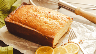 Essa receita de bolo de laranja de liquidificador do TudoGostoso leva poucos ingredientes e sempre dá certo