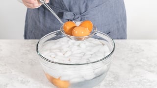 Muita gente entende errado: é por isso que você não deve colocar ovos cozidos quentes em água fria