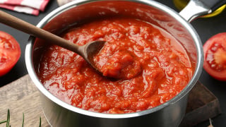 Nem açúcar, nem cenoura, nem beterraba: como tirar a acidez do molho de tomate com duas coisas muito simples que poucos sabem, segundo essa chef de cozinha