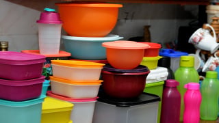 Os antigos recipientes Tupperware na gaveta tornaram-se itens de colecionador muito procurados: agora há quem pague por cores específicas