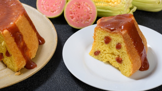 Nada combina melhor com um café quentinho do que um bolo de fubá fofinho: a calda de goiabada é o toque especial