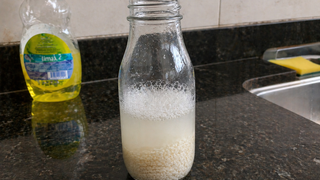 Nunca mais sofra para limpar garrafas: o truque do arroz que alcança onde a esponja não chega