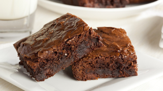 " O dia em que esqueci um ingrediente e fiz o melhor brownie da minha vida”: confeiteira viraliza com receita sem farinha