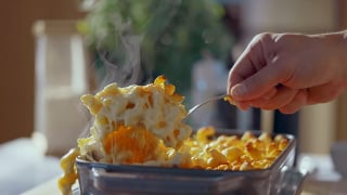 Você não precisa de receita complicada para comer bem: esse macarrão de travessa é prático, barato e muito saboroso