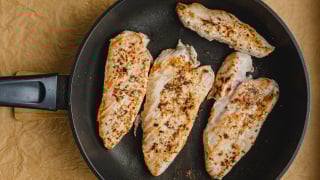 Quase todo mundo grelha o frango errado: descubra o truque dos açougueiros para deixá-lo macio