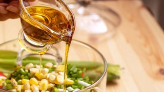 Nem óleo de girassol, nem azeite de oliva: esse tipo de óleo pouco conhecido que faz bem ao coração, fígado e rins