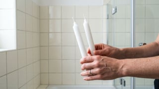 Passar uma vela nas juntas dos azulejos do banheiro: por que é recomendado e como evita o mofo por meses