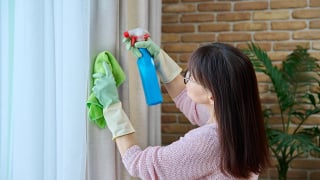 Estrangeiros estão compartilhando um truque para limpar cortinas "sem removê-las" e sem usar máquina de lavar!