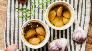 Nem todo mundo sabe, mas o truque de misturar alho com azeite pode mudar o preparo das receitas